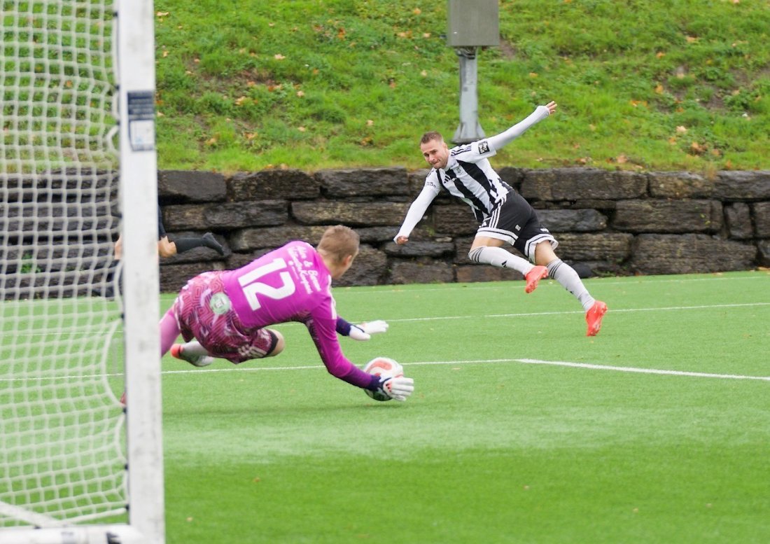 Redning: Elias Austgulen Sørum leverte en bra prestasjon i sin første seriekamp fra start - foto: KB Sportsmedia