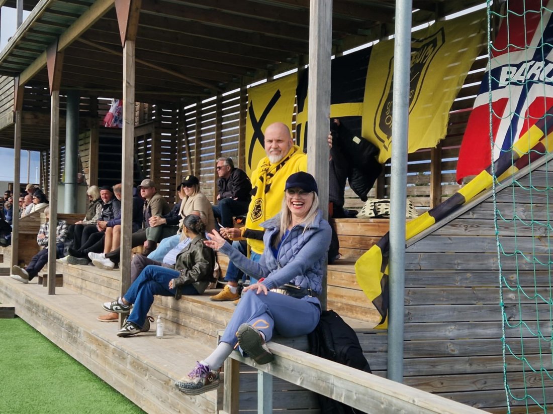 Sterk support: Ståle Lundemo og Mama Coric var blant tilskuerne som hadde tatt turen oppover i dag - vi takker alle Helgule for sterk support.