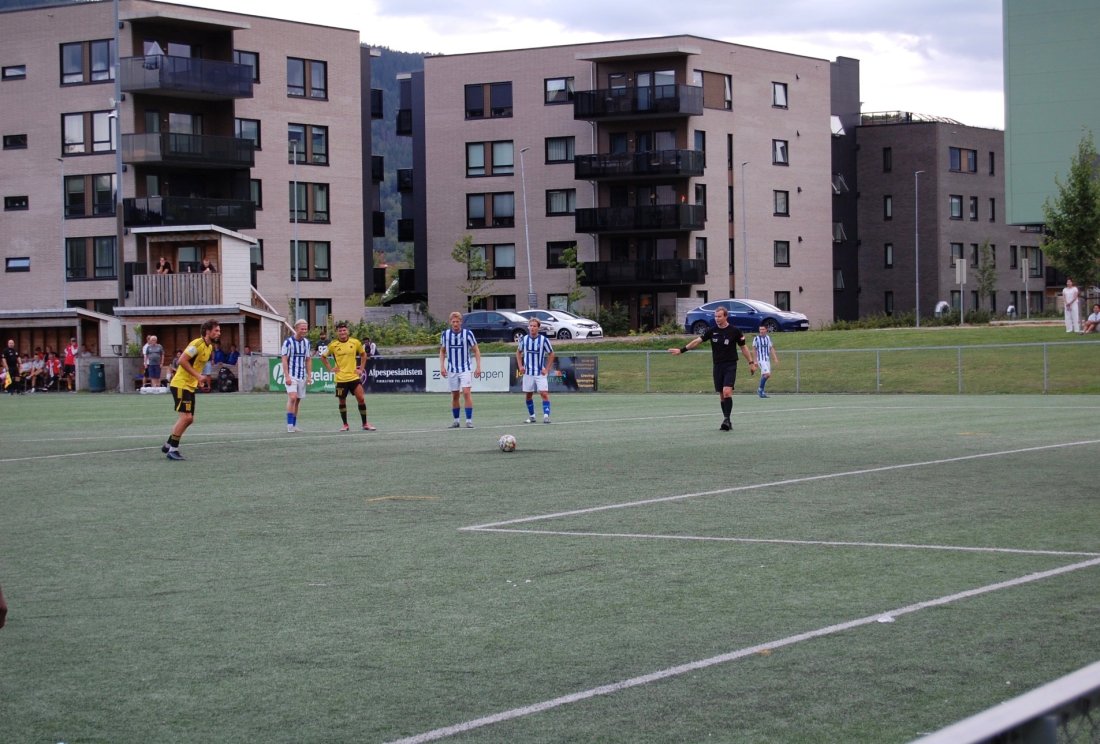 Straffe: Omar Markovic satte inn 5-3 fra straffemerket.