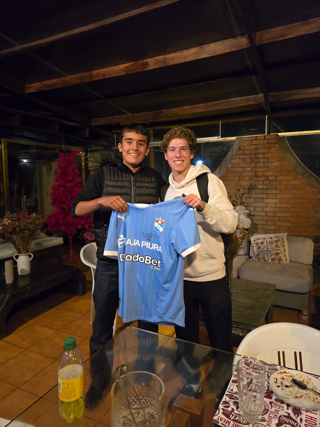 Familievenn: Alexander sammen med midtbanespiller Ian Wisdom Pestana som er venn av familien og proff i Sporting Cristal i peruansk toppserie