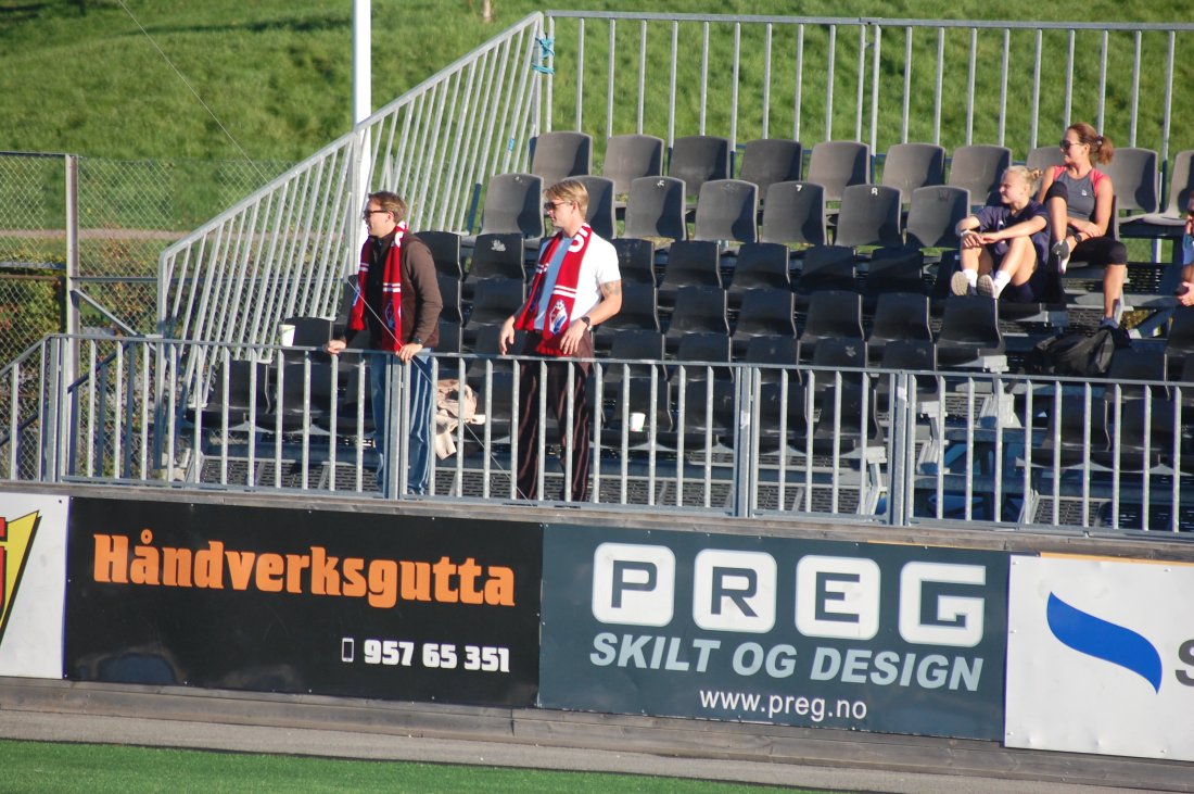 Tribunekultur: FUVOS (vi er usikre på hva supportergruppen heter) supportere sørget for meget god stemning på bortetribunen - akkurat slik vi ønsker på Bærum-kamper