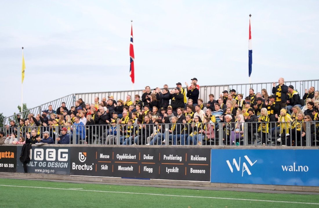 Kanaris: Borteseksjonen var godt fylt opp av trivelige LSK-fans torsdag kveld - Foto: BærumTV