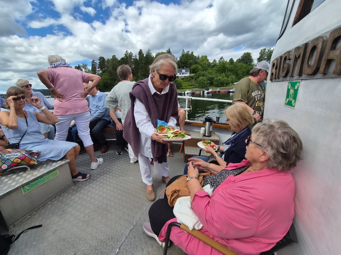 Smørbrød: Kristine Hennie serverer på dekk