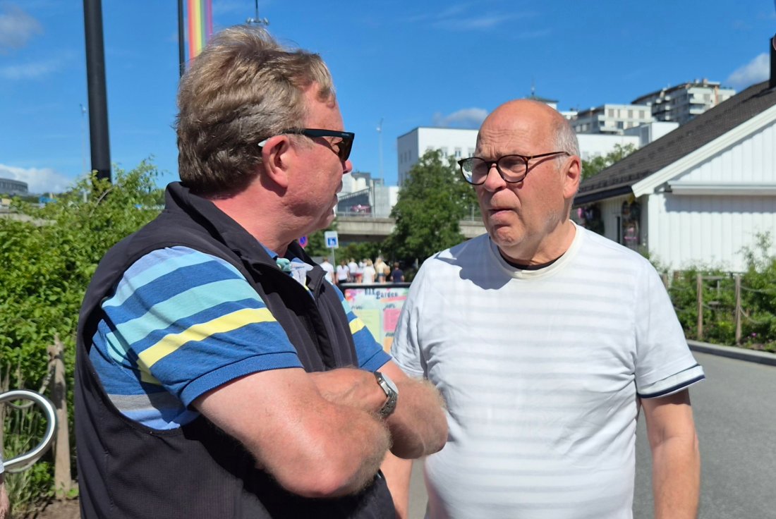 Ingebrigt Steen Jensen og Ole Bjørn Harang i prat før båtturen. Mr. Stabæk er medlem i Demenskoret og synger så godt det lar seg gjøre, som han selv uttrykte det.
