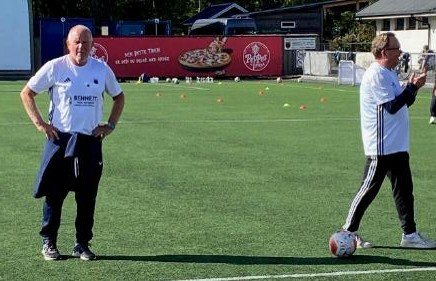 Initiativtakere: Ole Åker (til venstre) og Ole Bjørn Harang (til høyre) har vært sterkt delaktige i prosjektet "Det går i ball" det siste året