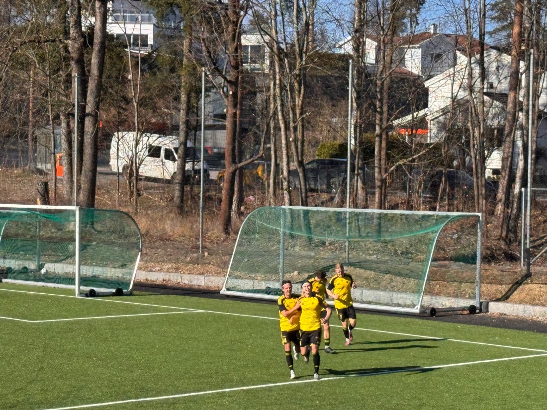 Pangstart: Philip Conradi Schie satte inn sitt første mål i Bærum-drakta. Her med Christian Selvær Arvesen på slep.