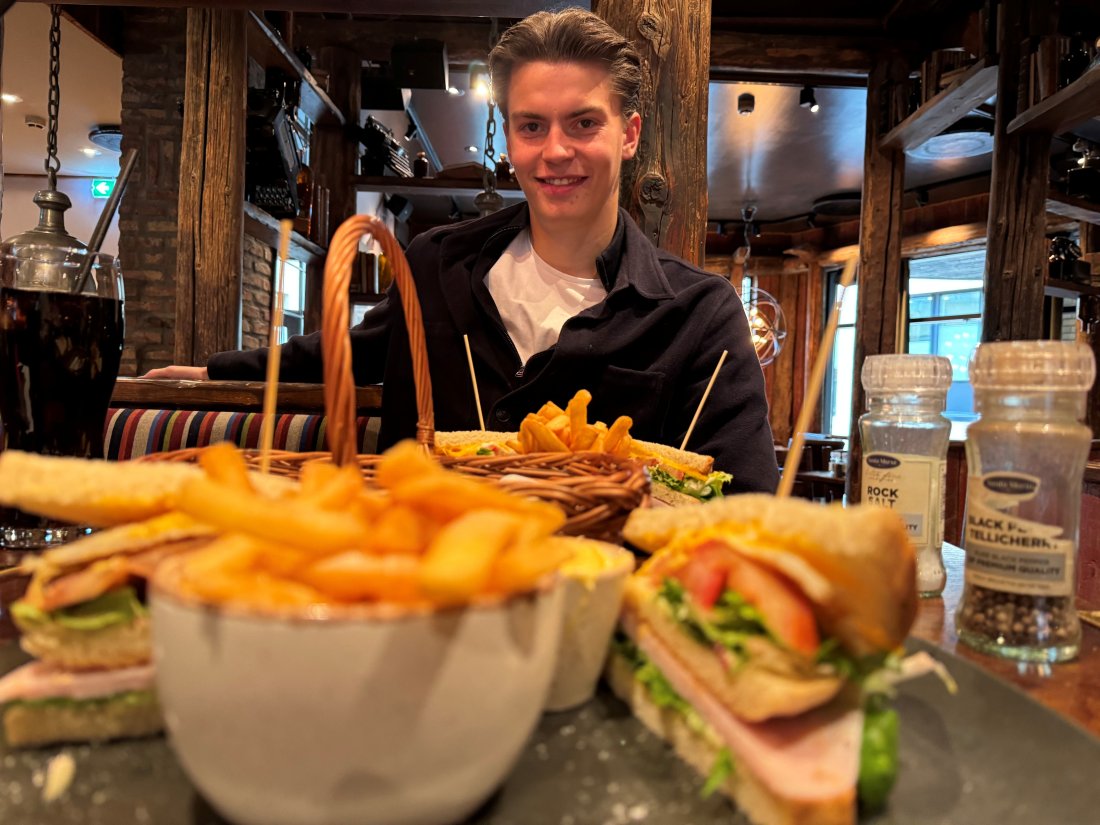 Testet varene: Bærum-keeper Nikolai Reinertsen nøt en god lunsj med Bærums markedsavdelingen denne uken