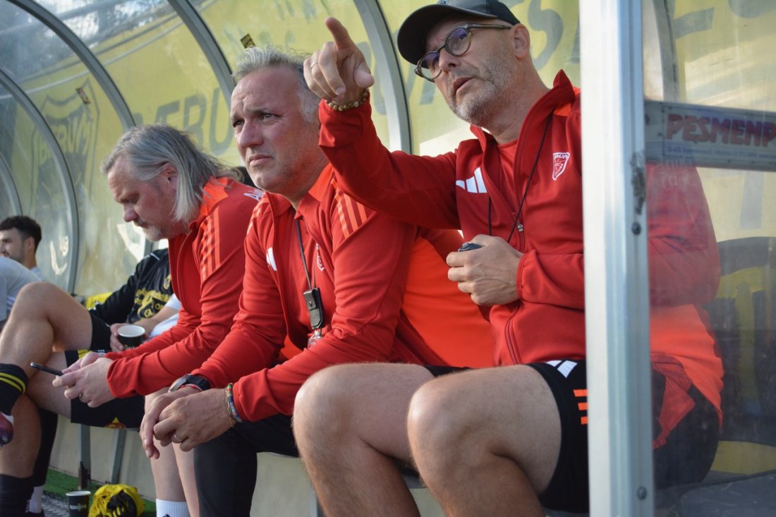Stolt: Både Knut Nielsen (til høyre) og Jorge Aguiar (midten) har vært viktige brikker for Evenezers utvikling i Bærum Sportsklubb de siste årene. 
