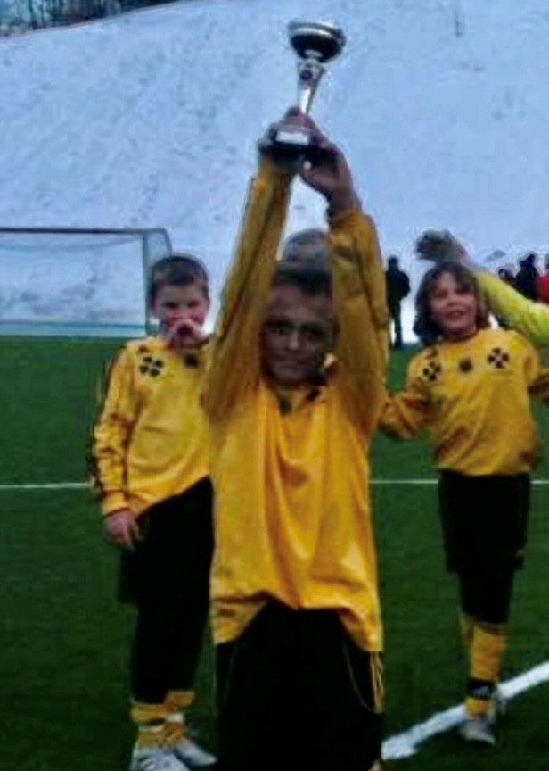 Back in the days: En ung utgave av Emil Bohinen i gul drakt med pokal. Foto: Privat