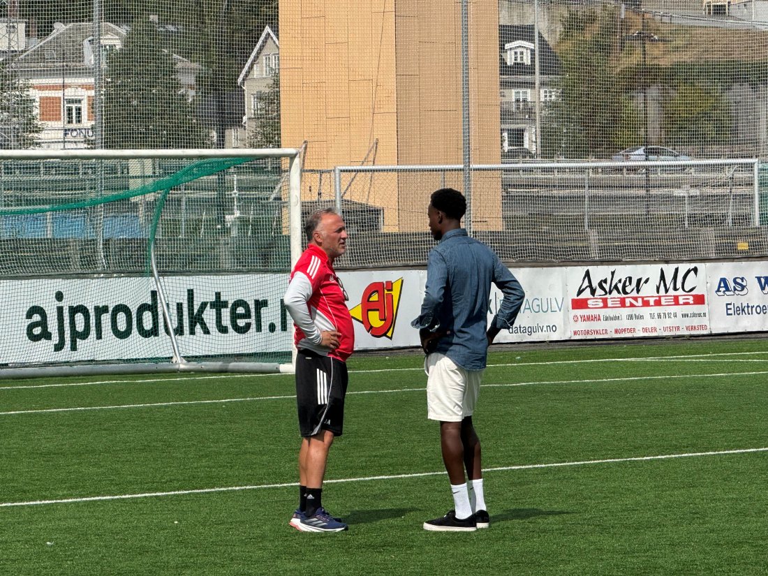 Tidligere Coerver-elev: Evenezer Forcha sammen med instruktør Jorge Aguiar. Forcha signerte denne sommeren for Vålerenga Fotball