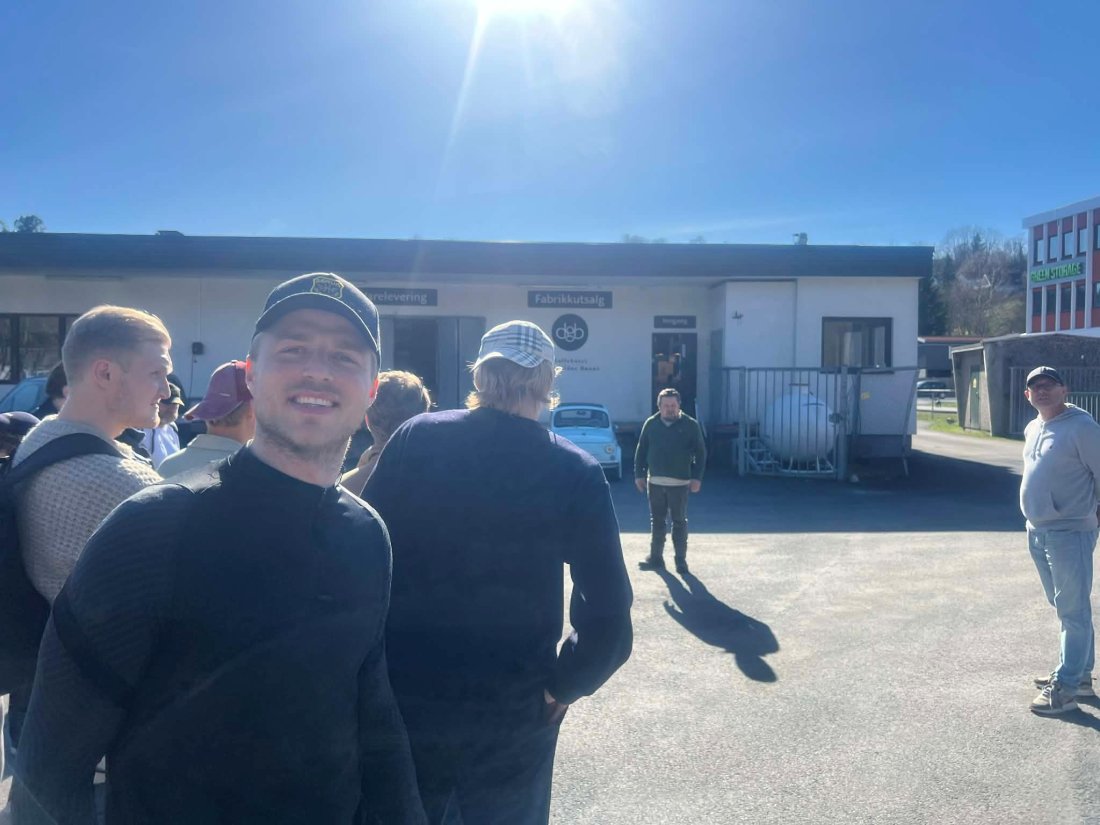 Ønsket velkommen: Jørgen Lindvik ønsket blant annet Lasse Bransdal velkommen i solen på Vøyenenga mandag ettermiddag.