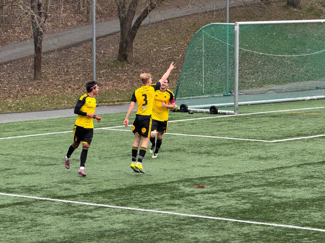 Dagens dobbel: Oscar Jansson takker assistmaker Samuel Gray etter at midstopperen ble servert fløtepass til 3-0.