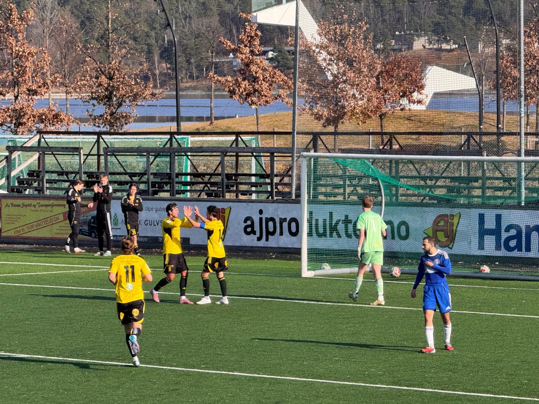 Jubel: Lasse Bransdal serverte Christian Selvær Arvesen - som ble matchvinner med sin 2-1-scoring