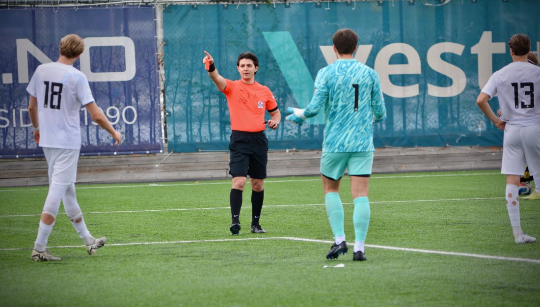 Sendt i dusjen: Lokomotivs keeper Rylandsholm fikk marsjordre av dommer Abraham George Abraham.