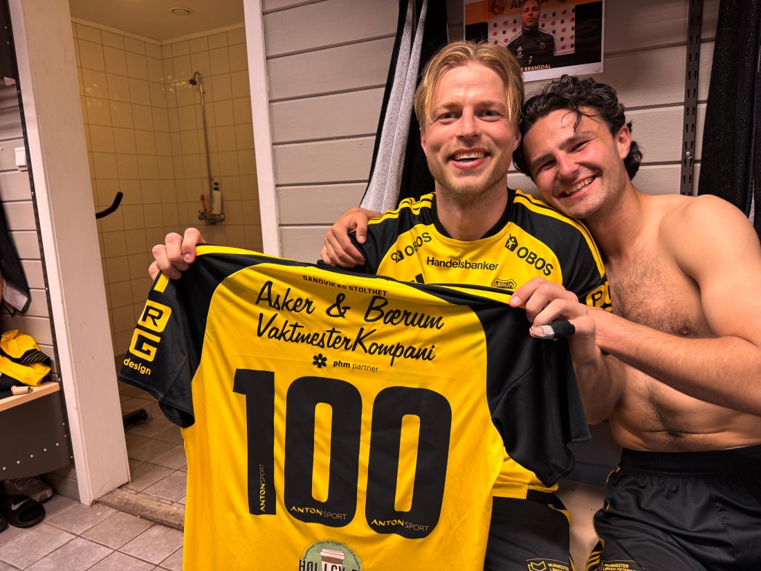 Milestone: Lasse Bransdal mottok synlig bevis på scoring nr. 100 i Bærum-drakta sammen med nabo i garderoben Christian Selvær Arvesen