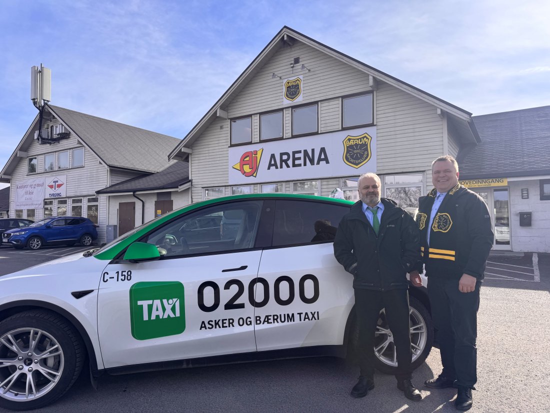 Transport: Taxi 02000 og markedssjef Fred Bing (til høyre i bildet) bistår med transport under Kampkompiskampen 2026 på AJ Arena