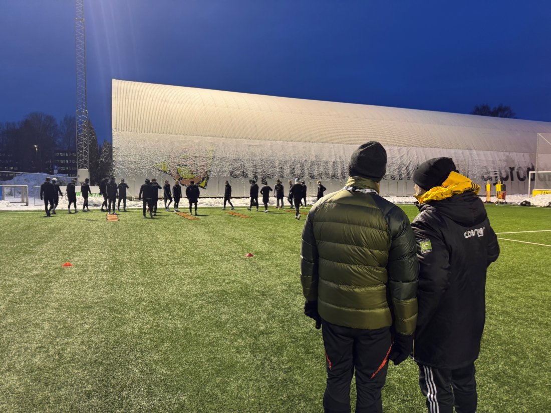 Fullt fokus: Hovedtrener Knut Nielsen og assistent Jorge Aguiar under tirsdagens trening på AJ Arena.