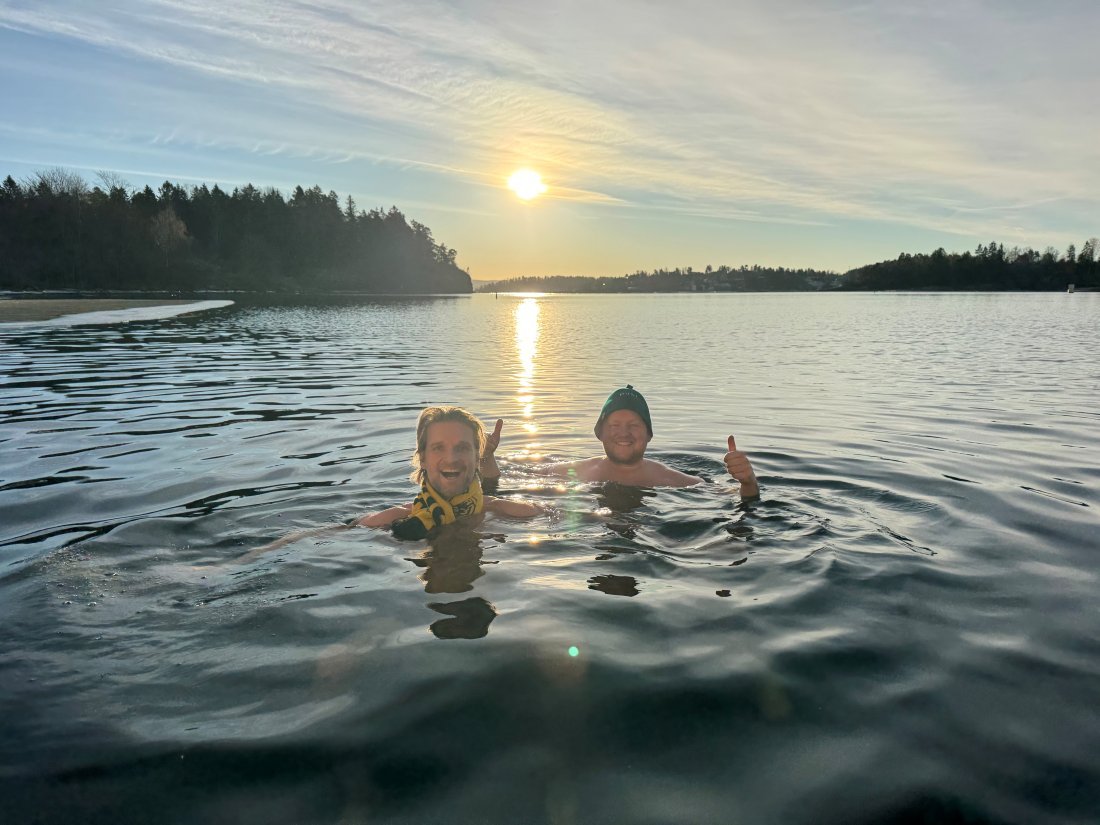 Tommel opp: Erik Stange Ankre og markedssjef i Bærum, Dag Vegel, tok en herlig fjordbad fredag.