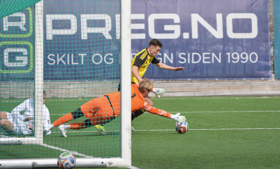 Bare nesten: Kristijan Musovic Coric nære å runde en solid Heming-keeper