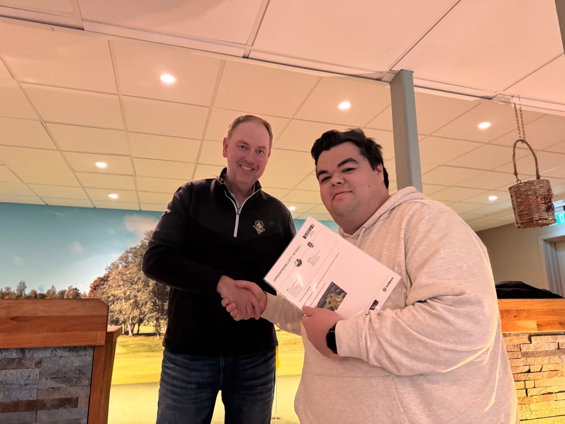 Longest drive: Nils Kumhle fra Bærum Rørleggebedrift klinte til med longest drive