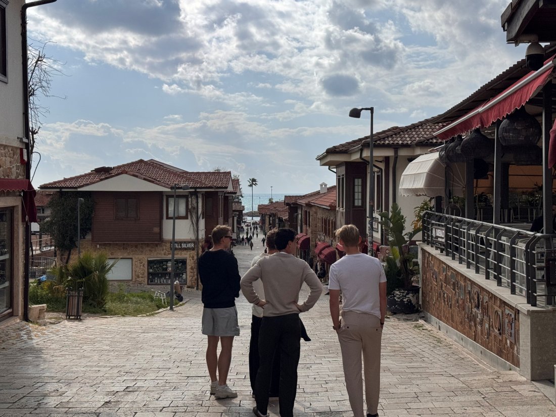 Shopping: Par av gutta jaktet nye klær i den fantastisk flotte gamlebyen i Side.