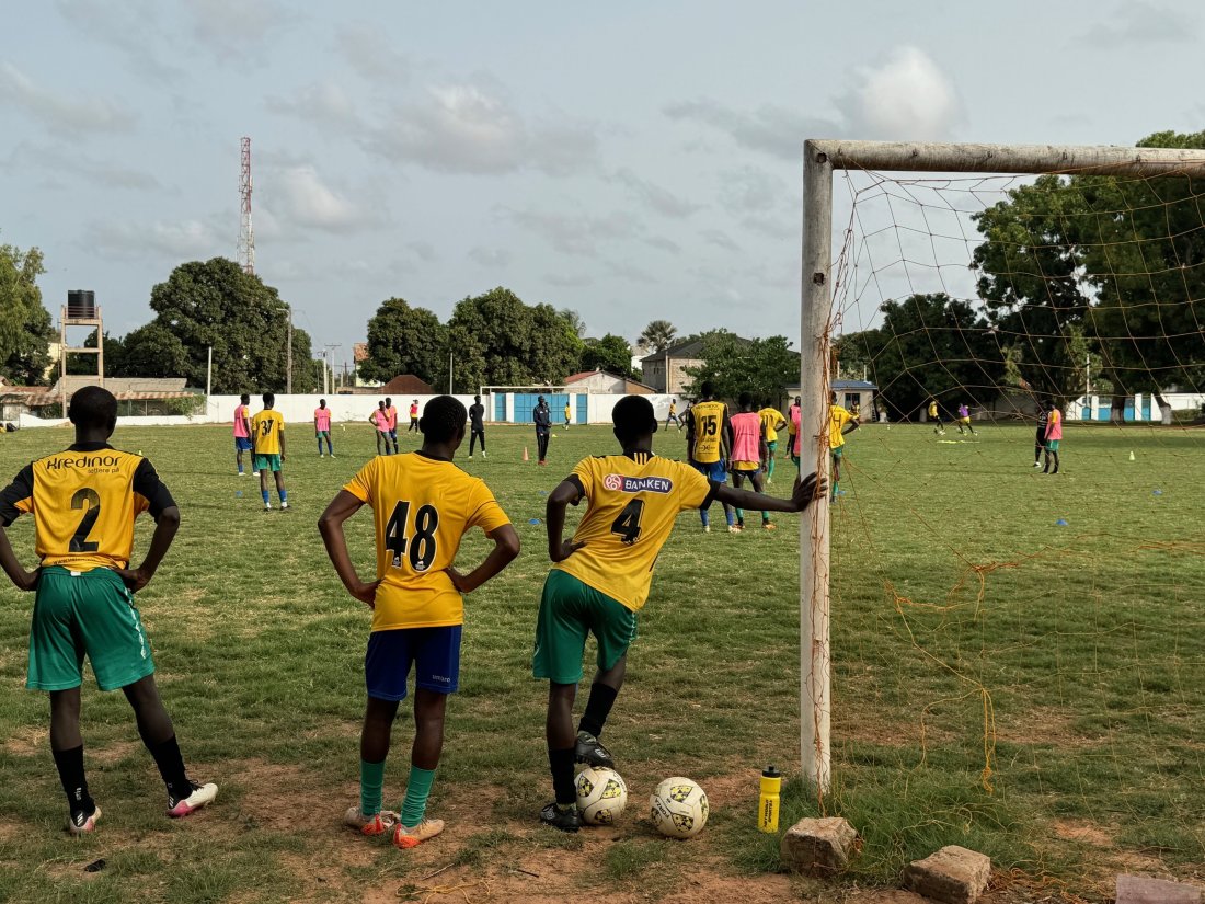 Helgult i Gambia: Gutta fra Scan Trade Academy - i Bærum-drakter under trening på Medina High School i Bakau. 