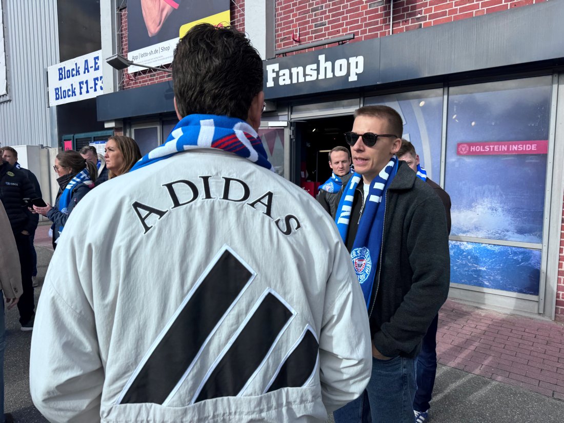 Arenabesøk: Jonas Hansen Krogstad (adidas) og daglig leder i Oppsal, Jørgen Grydeland i dialog utenfor Holstein Kiels hjemmebane
