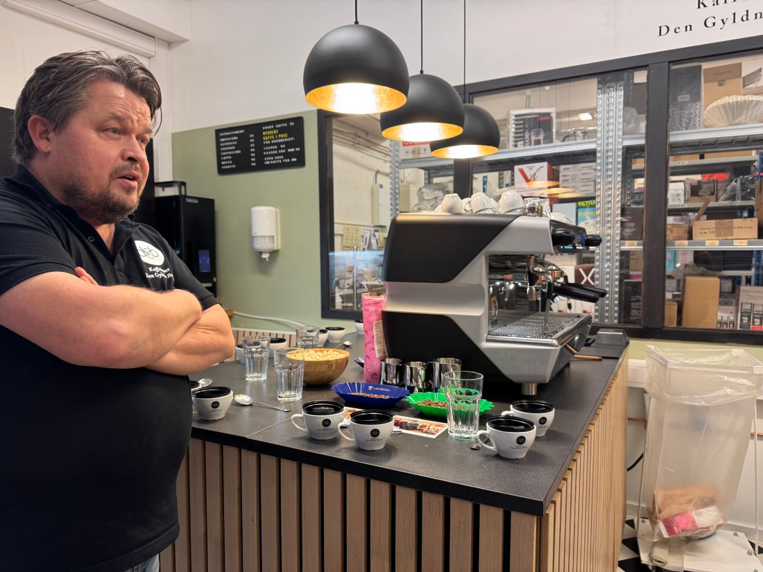 Kaffemester: Jørgen Lindvik bidro til hyggelig atmosfære med lun humor og solid kunnskap om den populære drikken - kaffe.