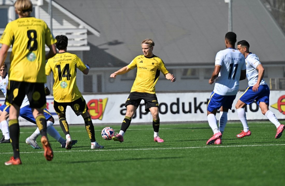 På shortsen: Den Gyldne Bønne er også synlige med reklame på baksiden av Bærum A-lags shortser. Foto: KB Sportsmedia