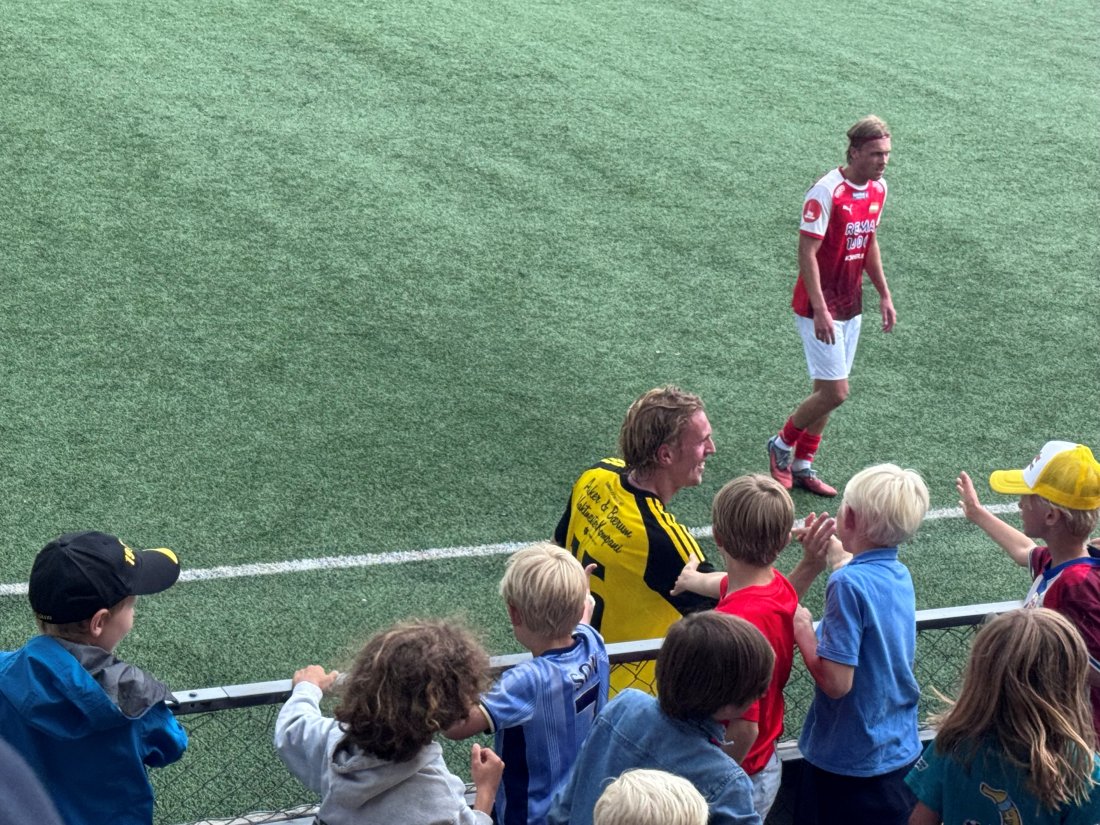 Populær: Grimstad spilte sin kamp nr. 100 i Bærum-drakten med sine elever fra Nesøya Skole på besøk