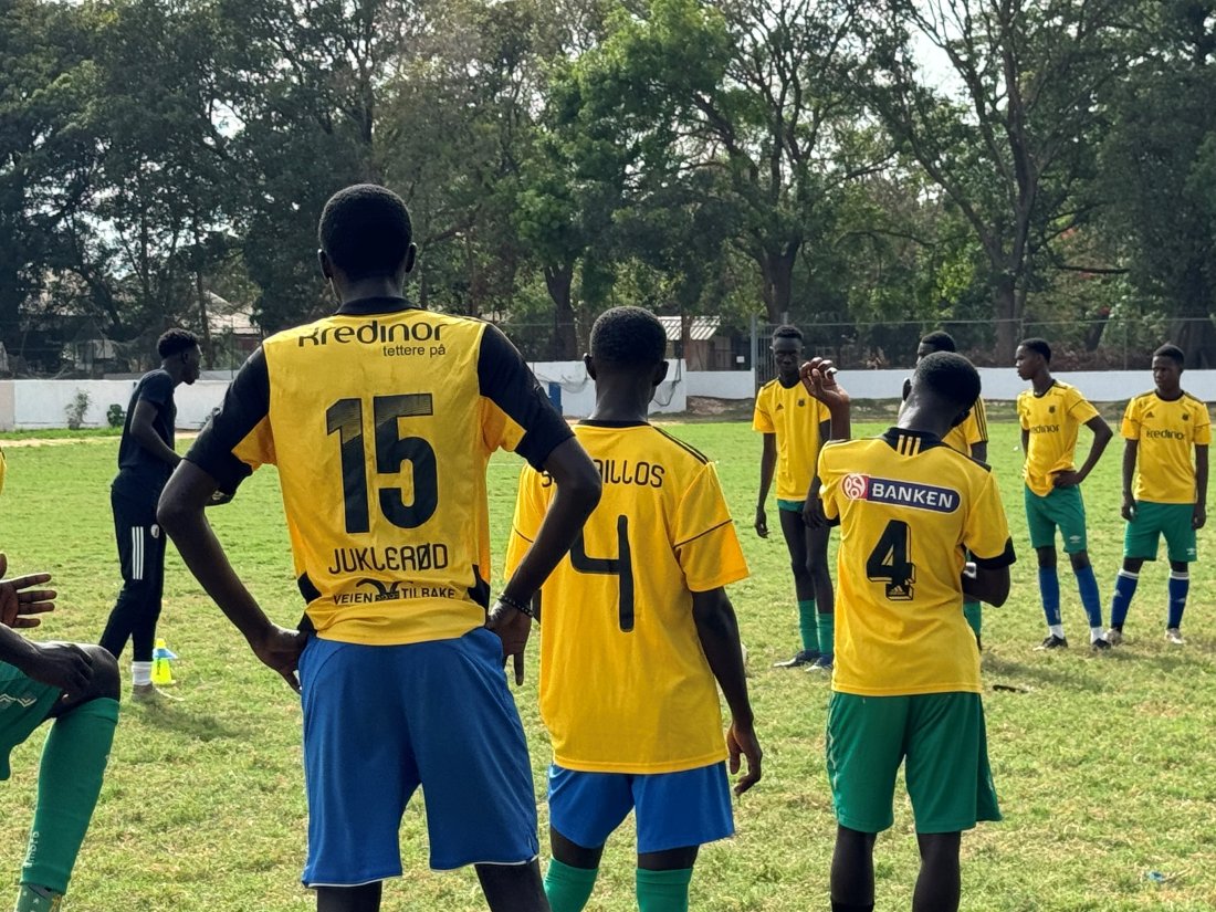 Nytt liv: Simen Juklerøds drakt har fått nytt liv hos et fotballakademi i Gambia.